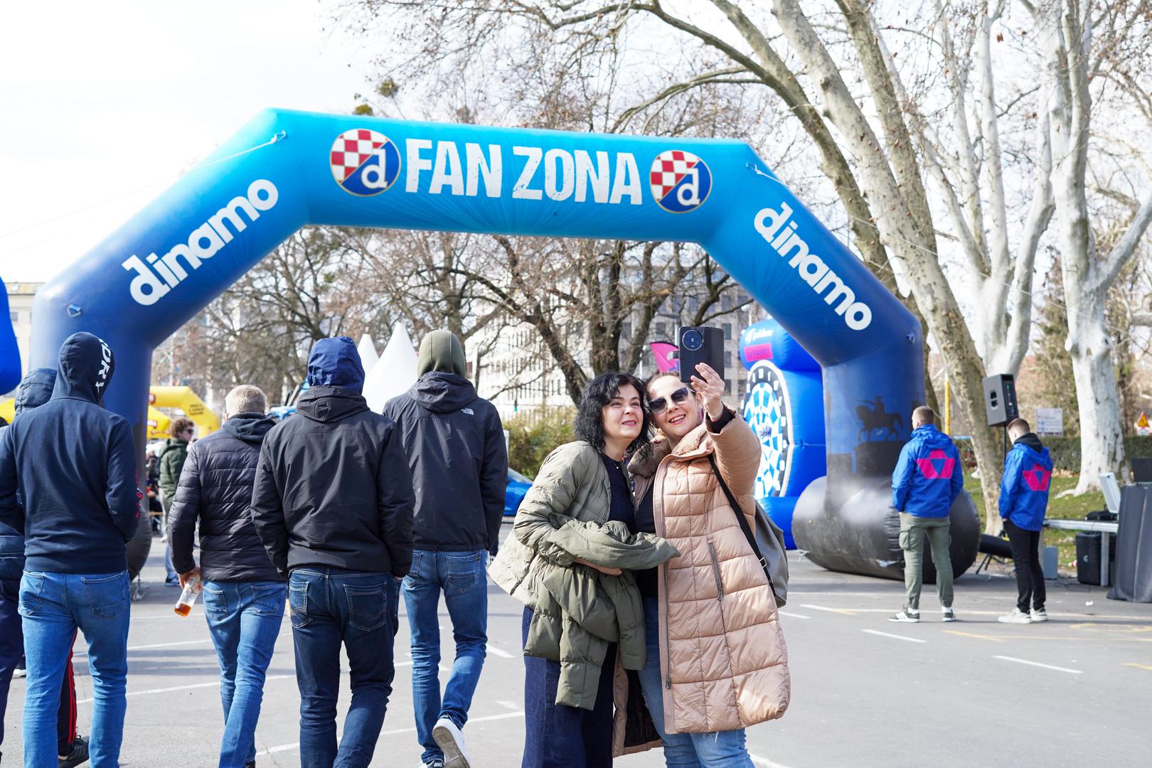 Pred Maksimirom vlada navijačka atmosfera, a Dinamo se pobrinuo da bude sadržaja za cijelu obitelj