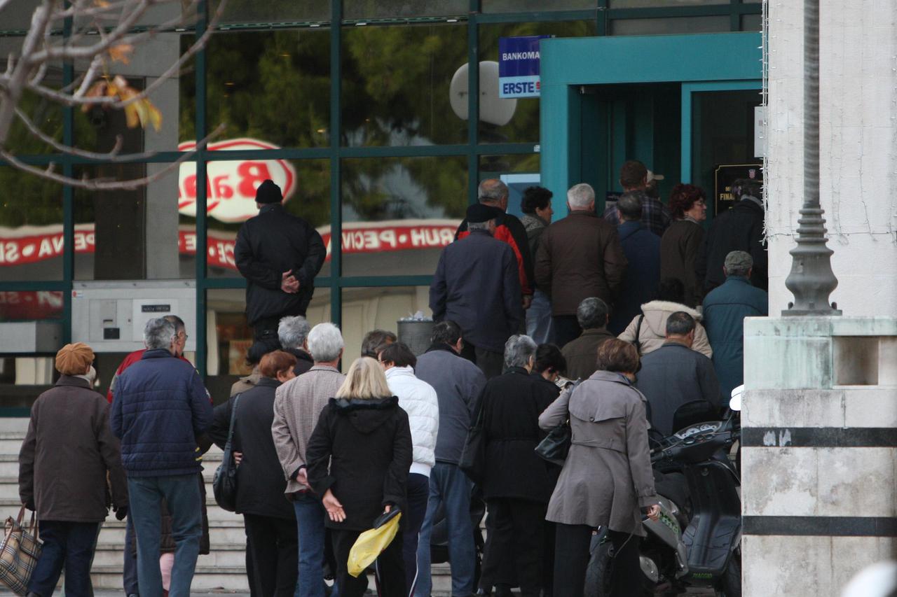 Split: U FINA-i po?ela isplata boži?nica za splitske umirovljenike