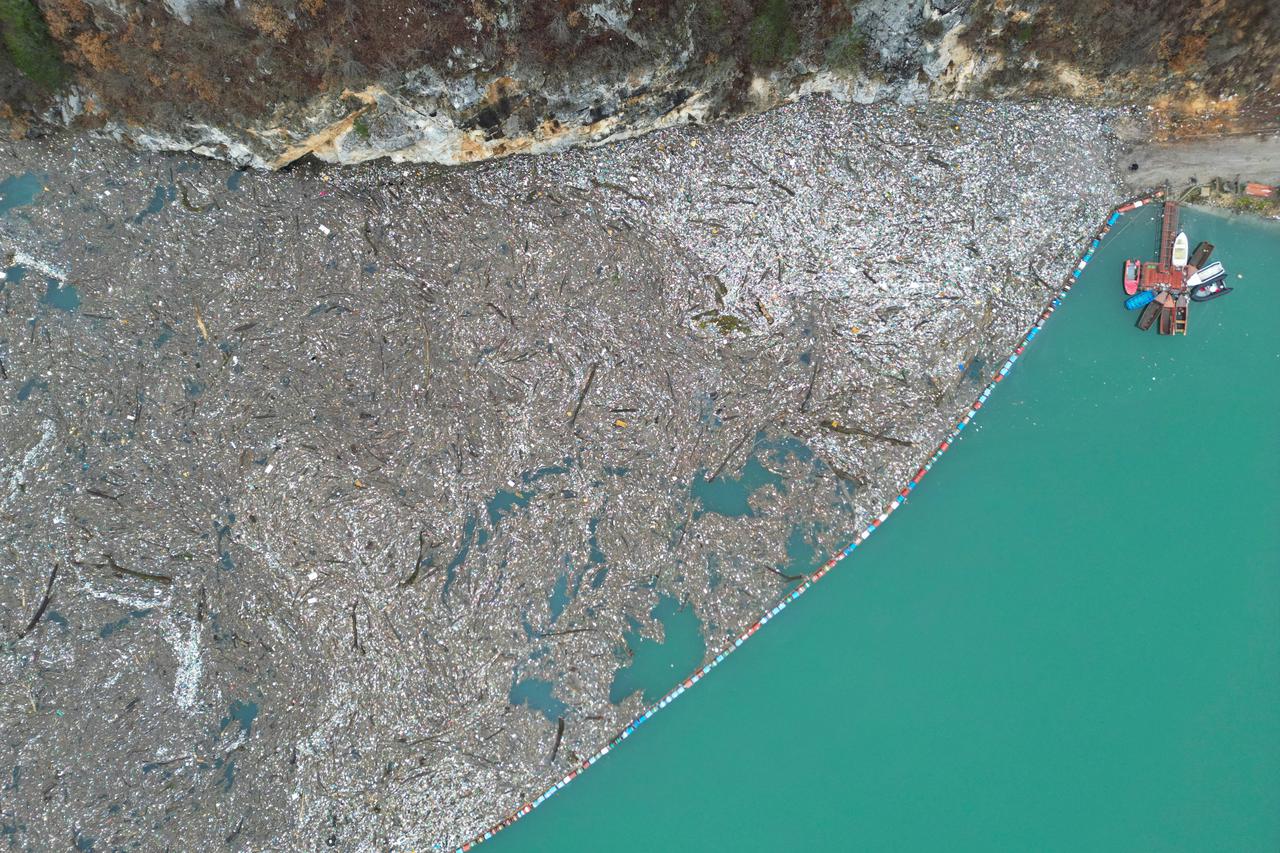 Drinom u Višegradu plutaju tone otpada