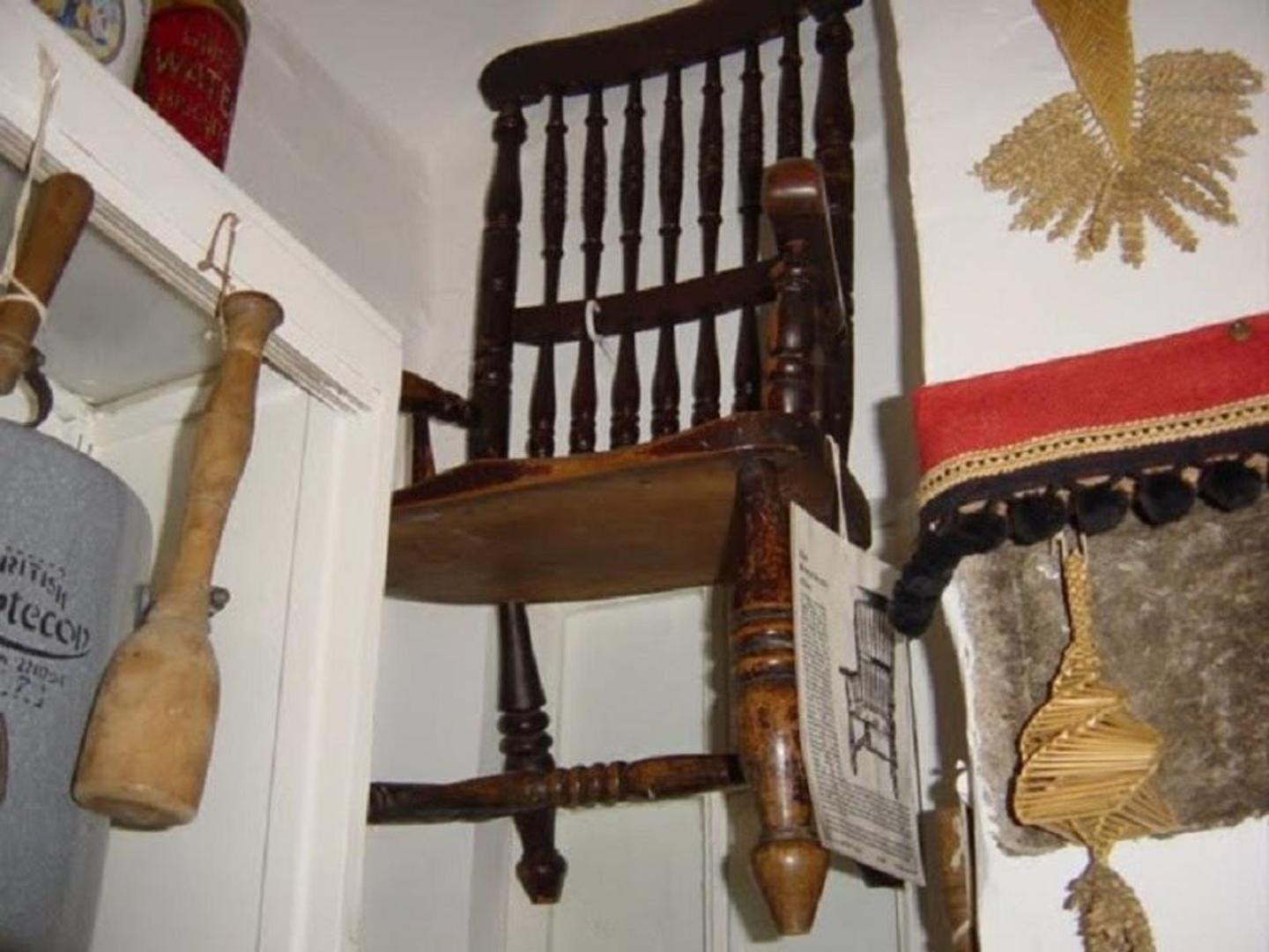 Thomas Busby 1702. osuđen je na smrt vješanjem zbog ubojstva svoga tasta. Na ovom stolcu sjedio je prije smaknuća. Rekao je kako će svatko tko ondje sjedne nakon što njega ne bude, brzo umrijeti – mnogi zaista i jesu.