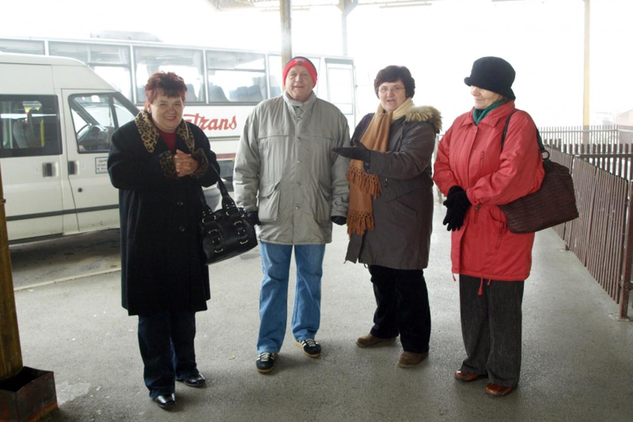'Podravina-bilogora, 21.11.2011. Grubisno Polje Osudeni sma na dugotrajno cekanje ili moljakanje drugih ljud iza prijevoz, kaze D. Markovic (druga s desna)  Michael Palijan / VLM                      