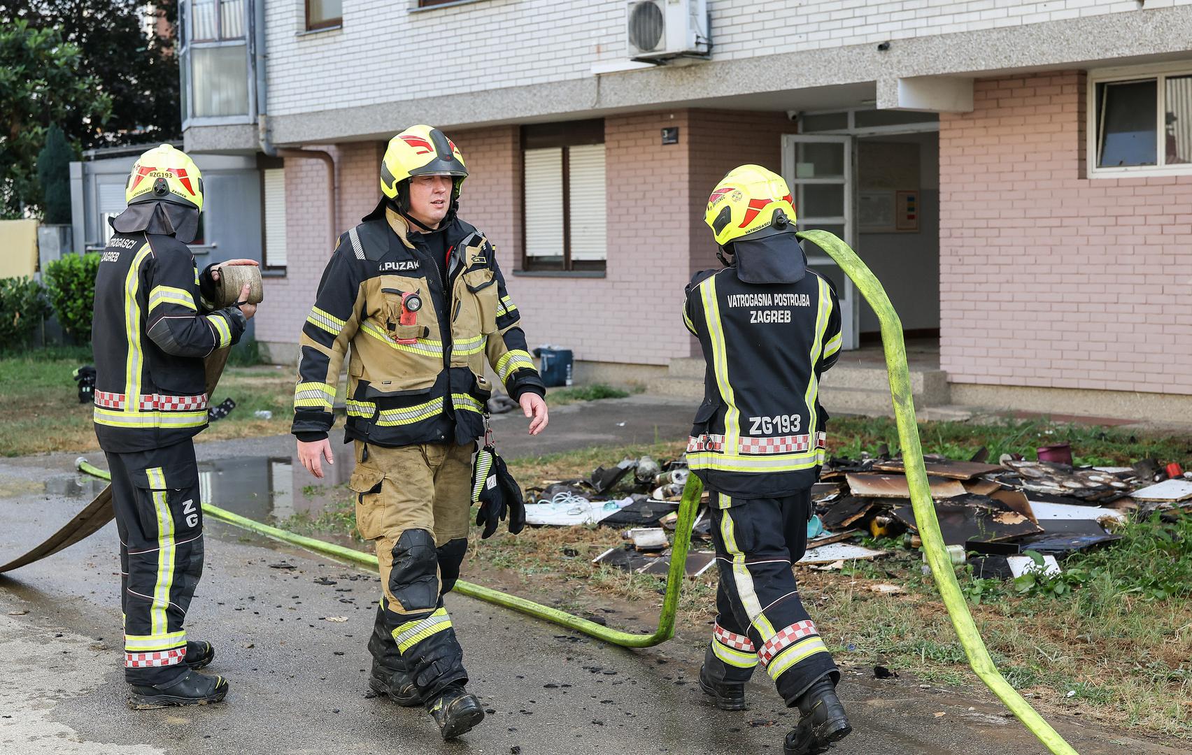 Vatrogasci su ugasili vatru, a na mjesto događaja izašla je i policija.