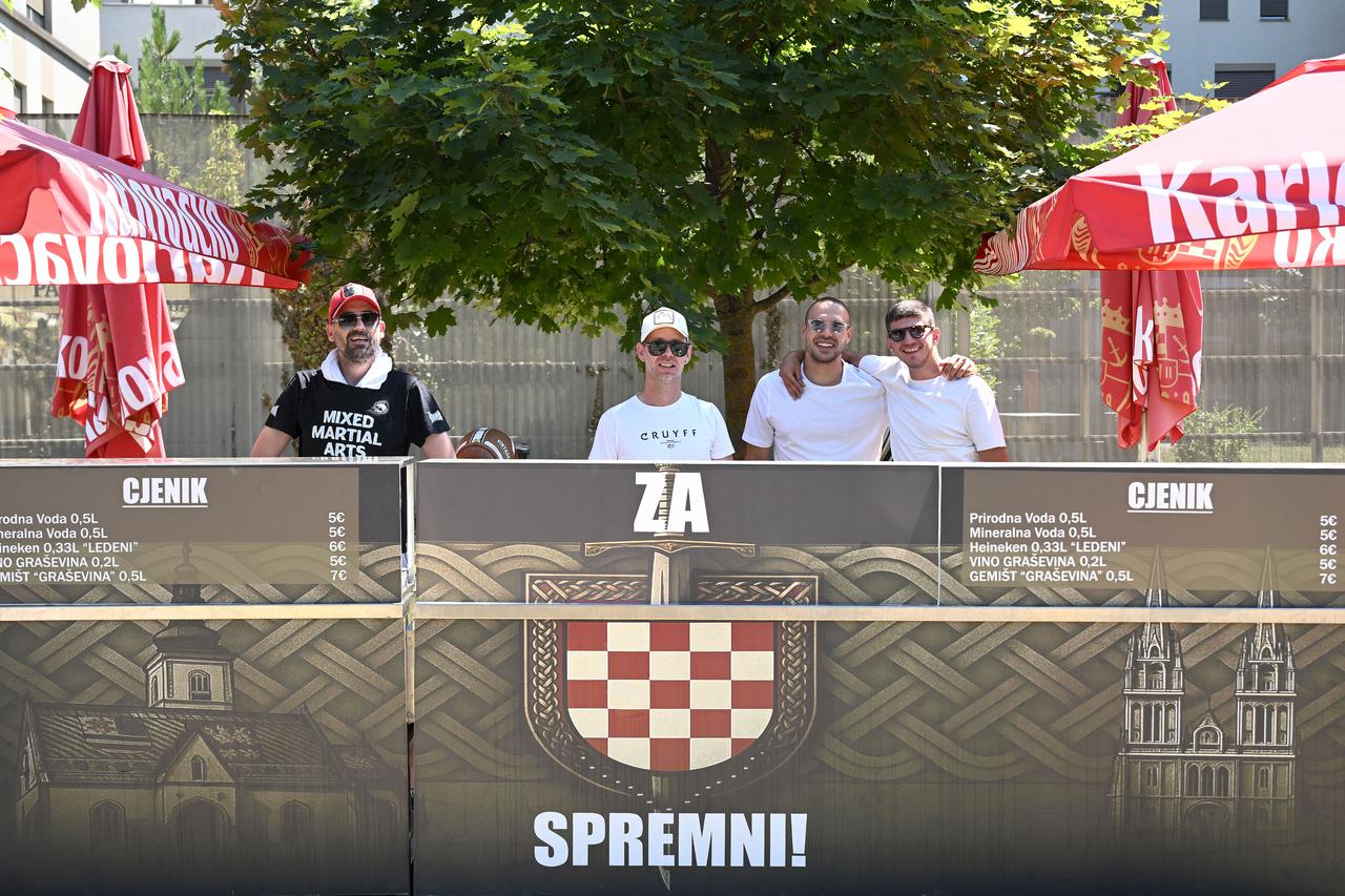Zagreb: Fan zona na Bundeku uoči Thompsonovog koncerta