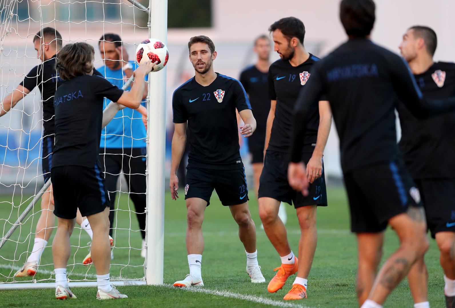 Svi igrači su bili na raspolaganju izborniku Zlatku Daliću i ukoliko neće biti nekih nepredviđenih situacija vatreni će u subotu protiv Rusije nastupiti u istom sastavu koji je zaigrao protiv Argentine i Danske. Dakle, Subašić - Vrsaljko, Lovren, Vida, Strinić - Rakitić, Brozović - Rebić, Modrić, Perišić - Mandžukić.