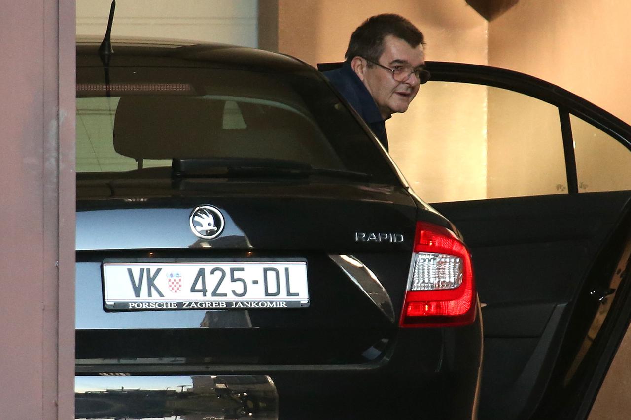 02.06.2015., Zagreb - Veljko Maric oko 16 sati izrucen je Republici Hrvatskoj. Srbijanska policija obavila je primopredaju hrvatskoj policiji na granicnom prijelazu Bajakovo nakon cega je policijskim vozilom prevezen u zatvor Remetincu. Maric je osudjen u