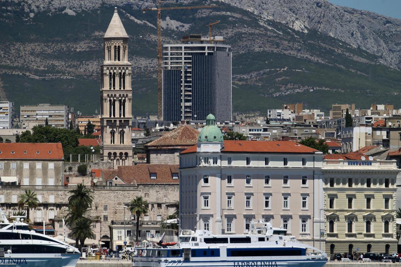 Pogled na splitsku katedralu i buduću najvišu zgradu u Hrvatskoj