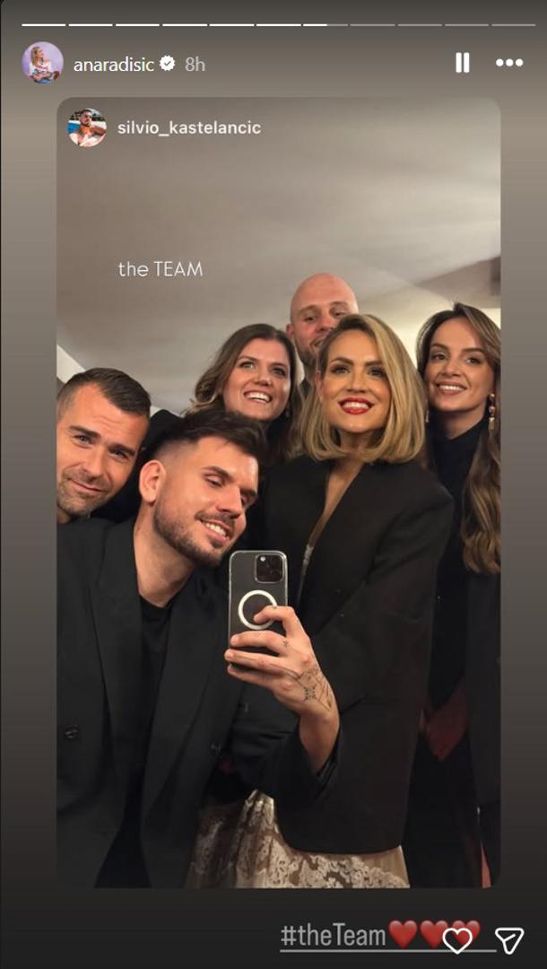 Ana Radišić nakon dodjele uhvatila je trenutak sa svojim prijateljima i suradnicima koji su joj najveća podrška