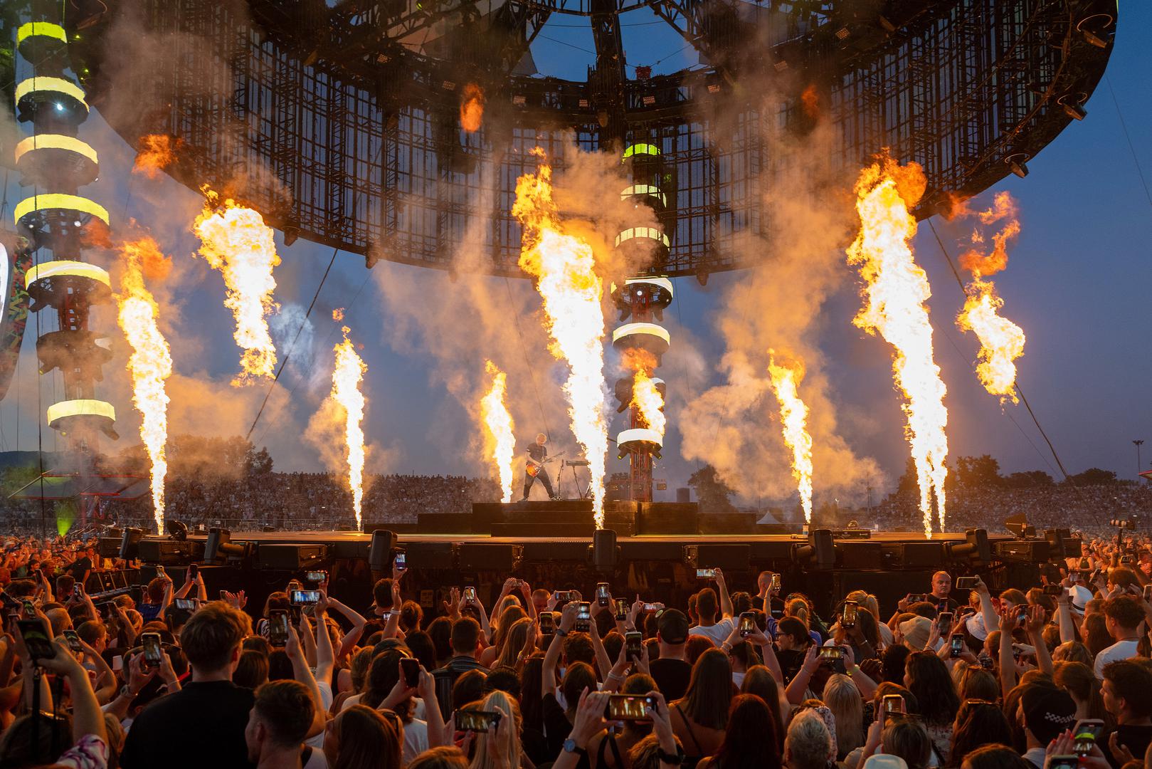 Svirao je dva i pol sata, a za kraj koncerta publici je priuštio vatreni kraj, uz puno pirotehnike i pjesme "You Need Me, I Need You, "Shape Of You" i "Bad Habits". 