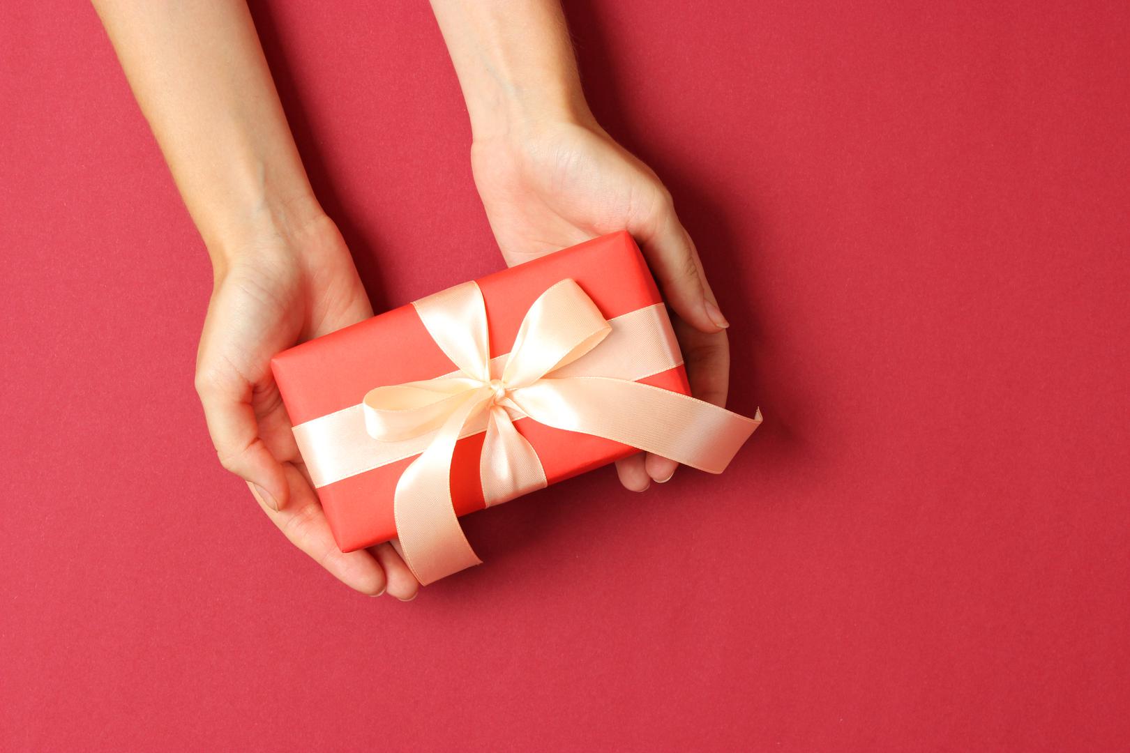 7. Simbol mašne sve se češće koristi u današnje vrijeme, a dolazi iz Srednjeg vijeka. Kada su se vitezi borili za svoju čast, njihove odabranice poklanjale su im vrpce za sreću.