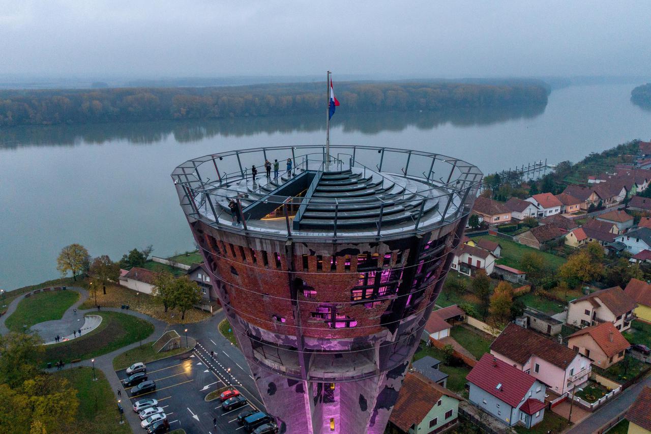 Fotografije iz zraka osvjetljenog vodotornja u Vukovaru