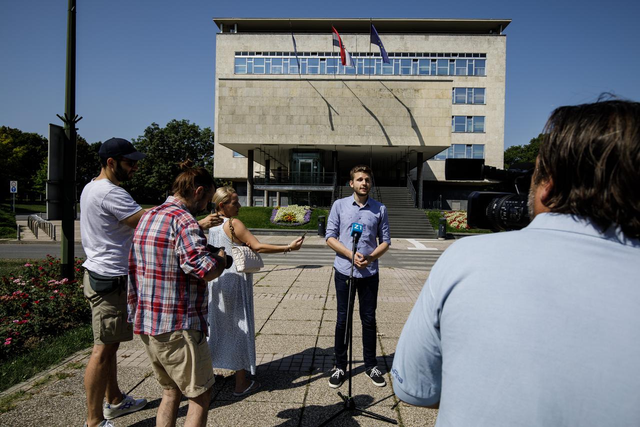 Zagreb: Performans i konferencija Radničke fronte ispred Gradskog poglavarstva