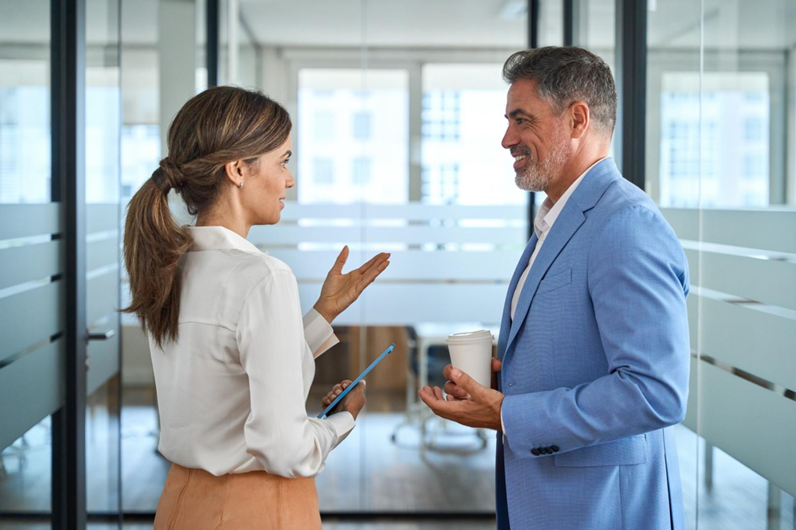 Slušaju emocije, ali im ne vjeruju slijepo: Neki ljudi emocije guraju pod tepih, drugi im dopuštaju da vode sve njihove odluke. Uspješni biraju sredinu: pažljivo osluškuju što osjećaju, ali znaju da emocije nisu uvijek činjenice. Doživljavaju ih kao vrijedan izvor informacija, ali ne kao jedinu istinu. 