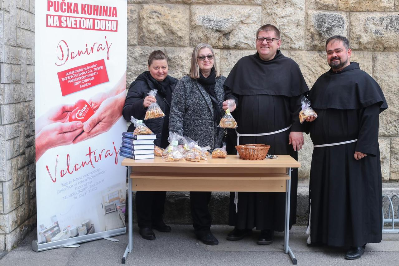 Fra Vladimir Vidović i fra Vilček Novački s volonterkama koje peciva spakirana u paketiće prodaju nakon svake mise ispred crkve sv. Antuna Padovanskog