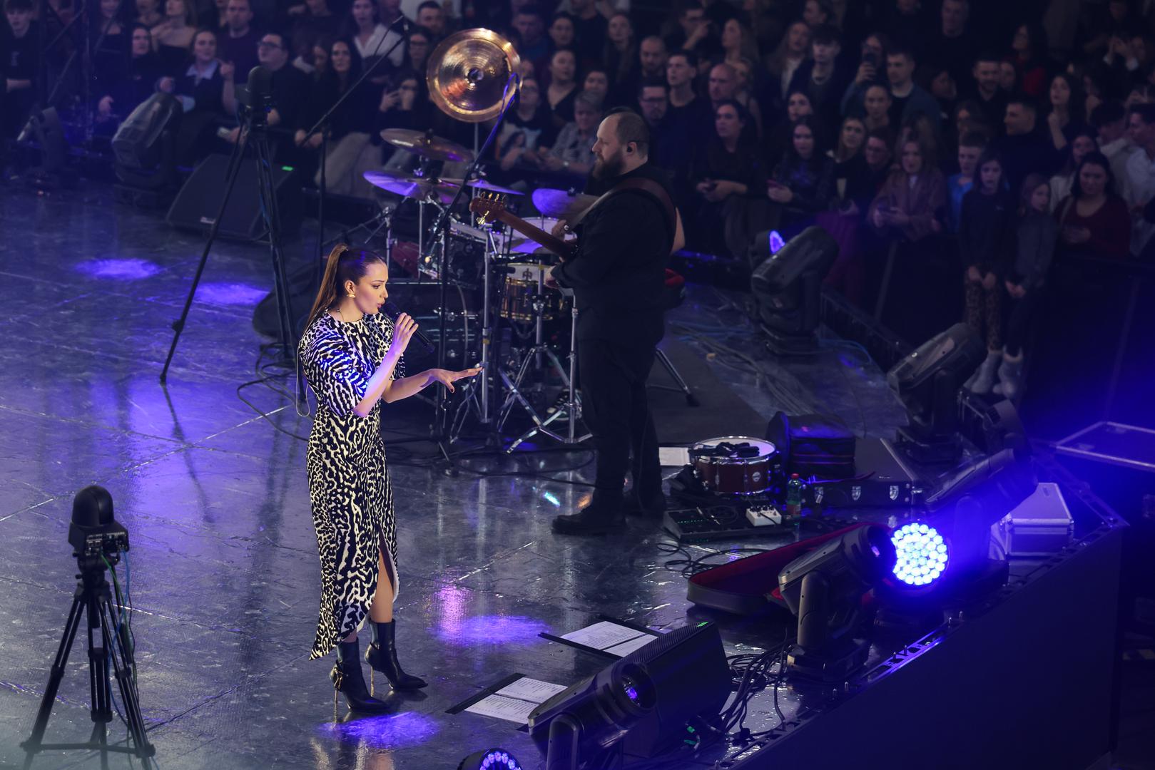 Posebnu dimenziju cijelom događaju dala je raskošna produkcija koja je Paviljon 5 Zagrebačkog velesajma u potpunosti transformirala u impresivan koncertni ambijent. 