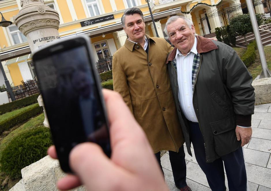 Zoran je u kampanji bez žurbe. Razgovara sa svakim koga sretne, u malim mjestima ne održava skupove, već popije kavu, podruži se, raspita za probleme. Pristupačan je