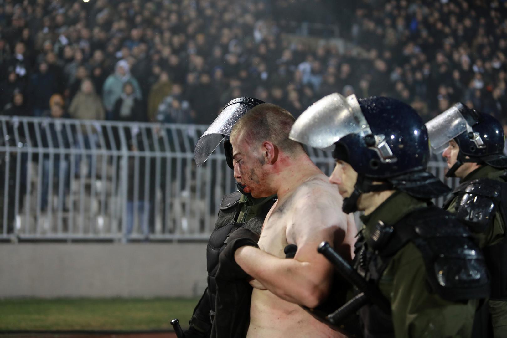 Incident se dogodio na tribini na kojoj su se nalazili Partizanovi navijači. Pucalo je na sve strane, a tučnjava je dugo trajala.