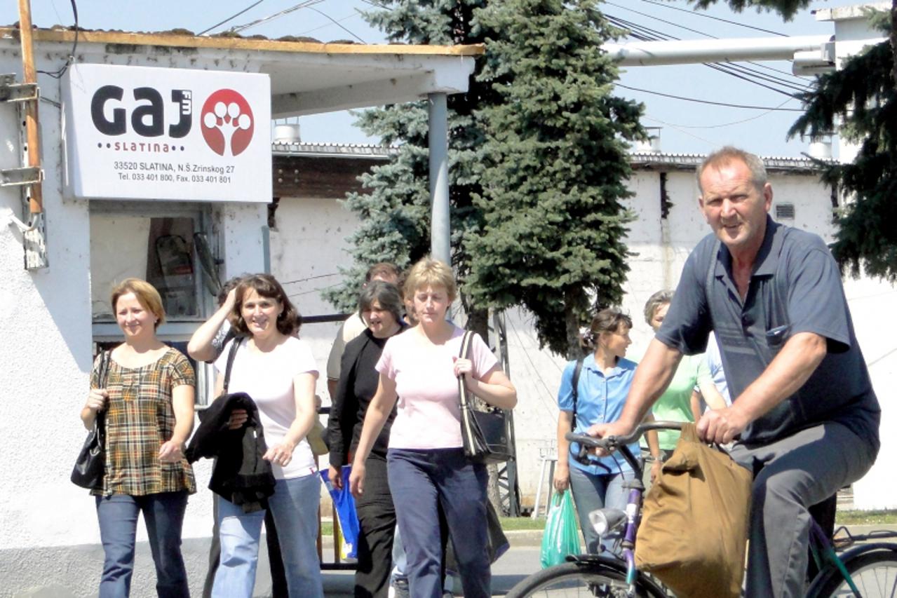 'unu-130810-slatina-hrvatska  - u posljednjih 20 godina slatinski \'Gaj\' izgubio 2800 radnika i 50 milijuna eura temeljnog kapitala. Preostali radnici izlaze s posla i ne gube nadu da moze biti bolje