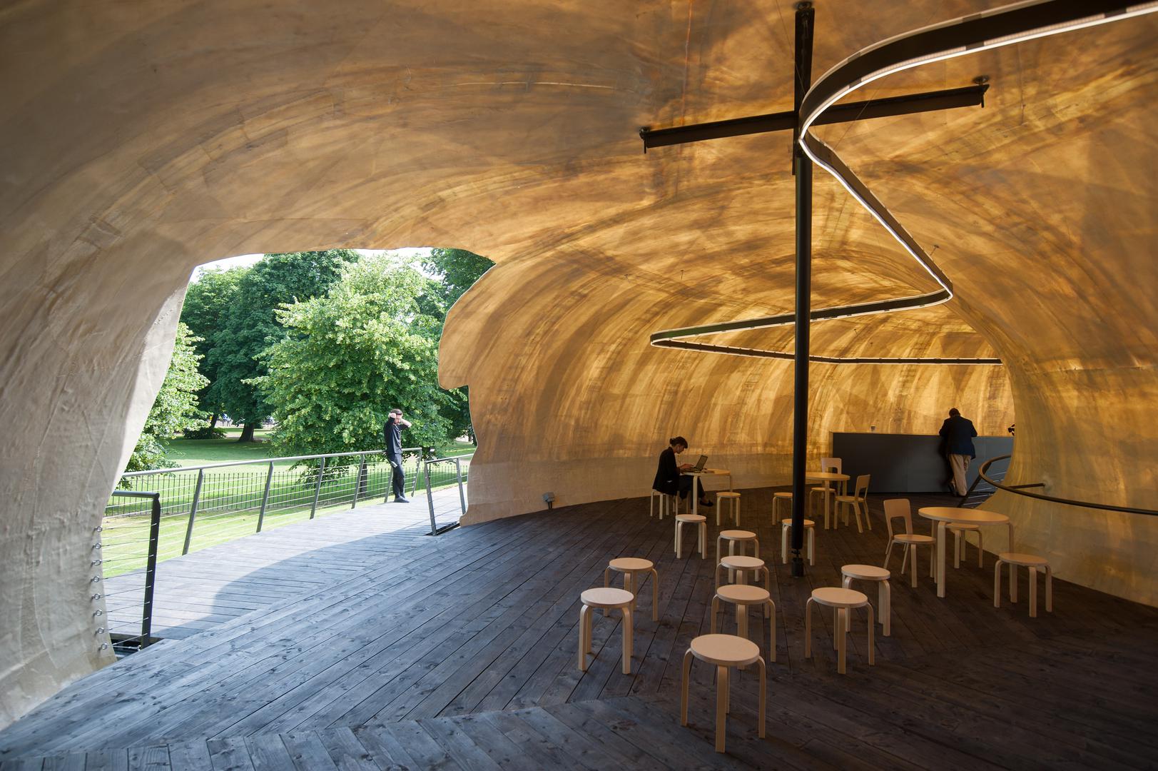 Unutrašnjost Ljetnog paviljona galerije Serpentine (London)