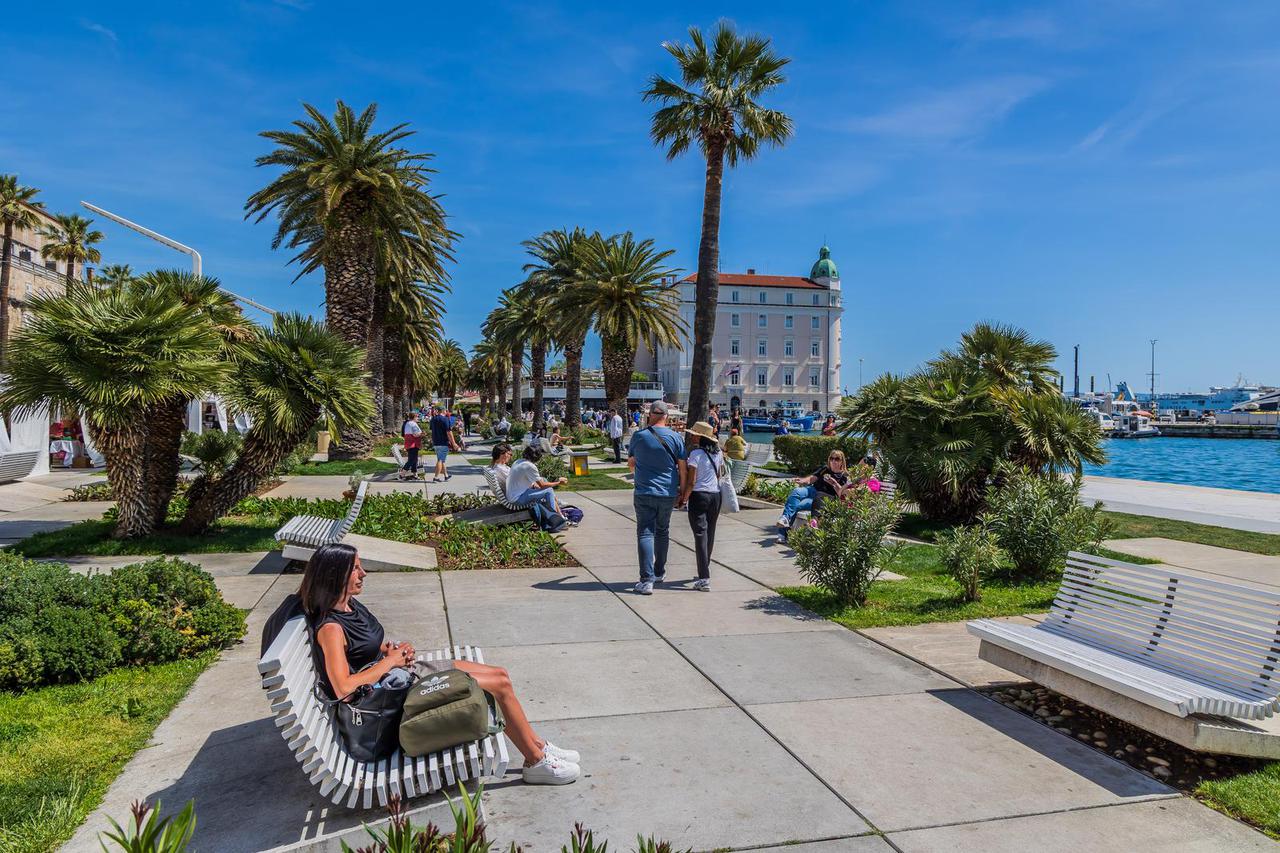 Split:  Sunčano poslijepodne na Splitskoj rivi