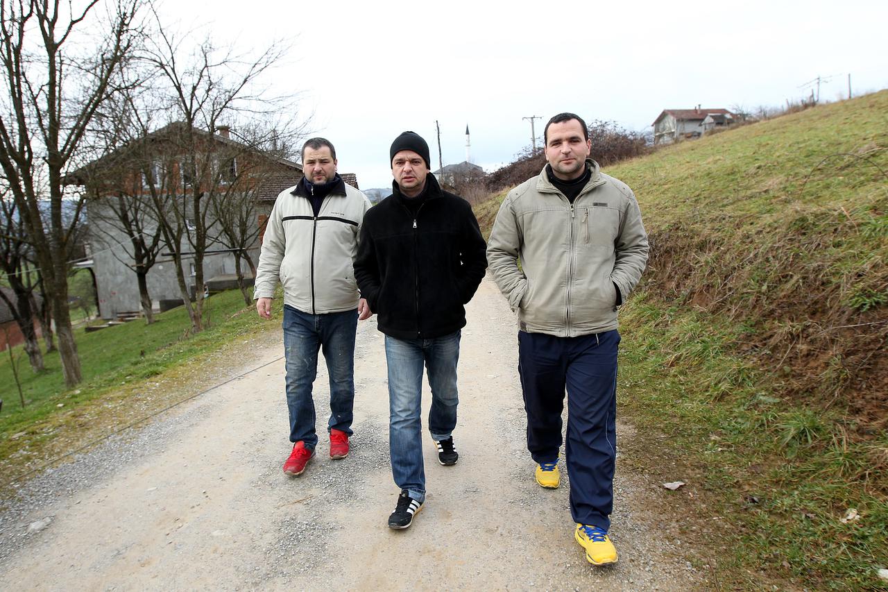 29.01.2015., Velika Kladusa - Mjestane u okolici Velike Kladuse vehabije zastrasuju i pokusavaju vrbovati za rat u Siriji. Braca Mirsad, Jasmin i Almir Keserovic kojima vehadije prijete i zastrasuju ih ostecivanjem imovine. Photo: Boris Scitar/Vecernji li