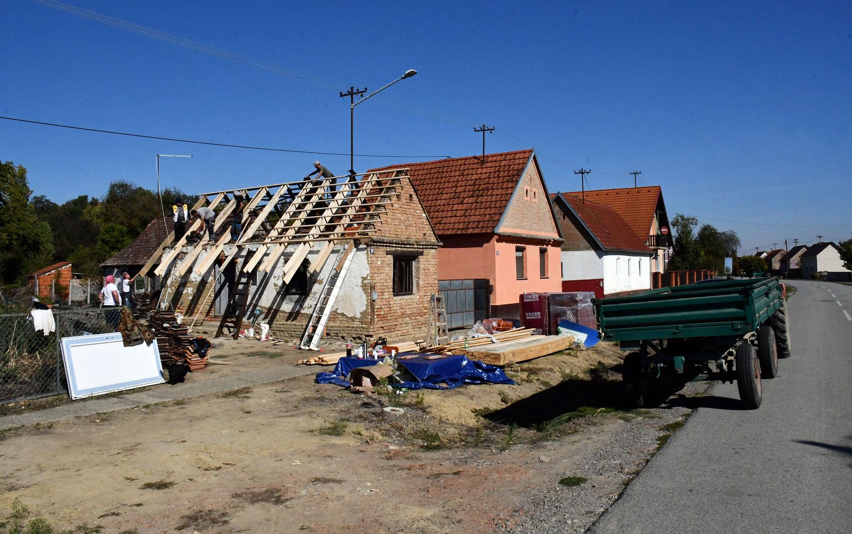 Živi u trošnoj kući bez električne energije i vodovoda, a pomagali su mu policajci, vatrogasci i mještani.