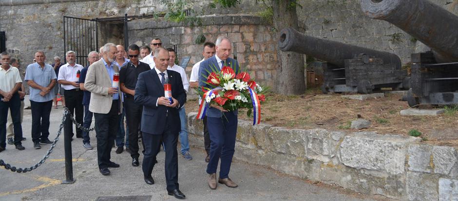Polaganje cvijeća i svijeća na splitskoj tvrđavi Gripe