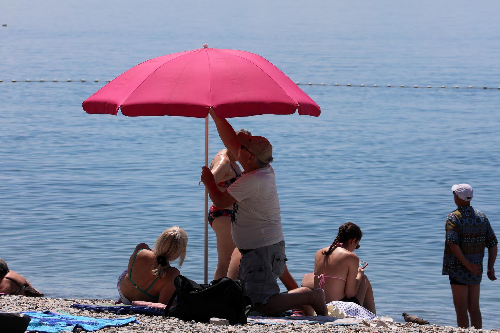 17.06.2024., Rijeka - Gradjani i turisti spas od sunca i vrucine traze na razne nacine. Kupanjem u moru, sladoledom, nosenjem sesira, osvjezenjem na fontani, sklanjanjem u hlad. Photo: Goran Kovacic/PIXSELL