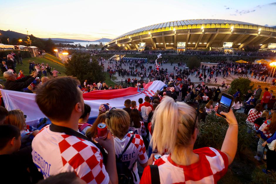 Split: Veliki broj navijača čeka na ulazak na stadion Poljud