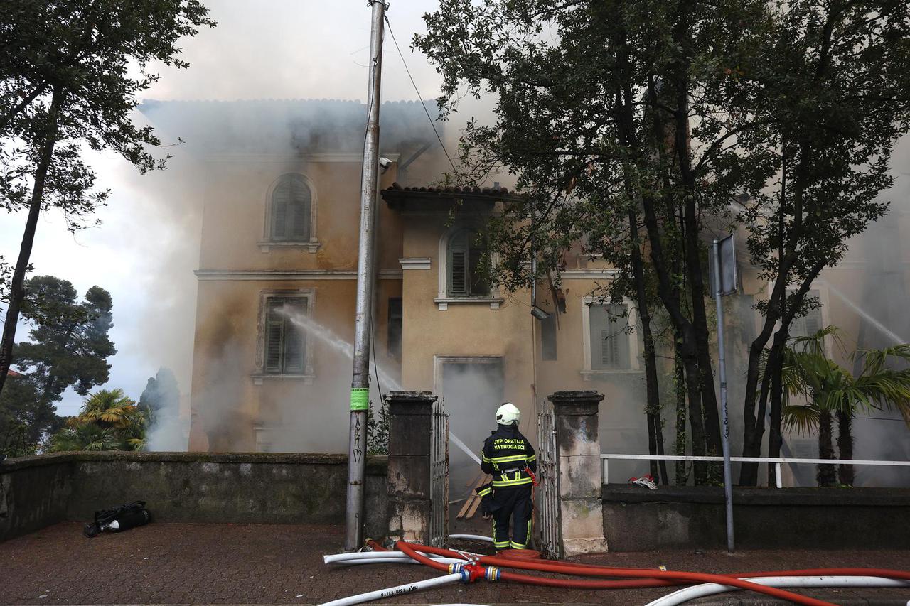 Požar hotela Miramar u centru Lovrana