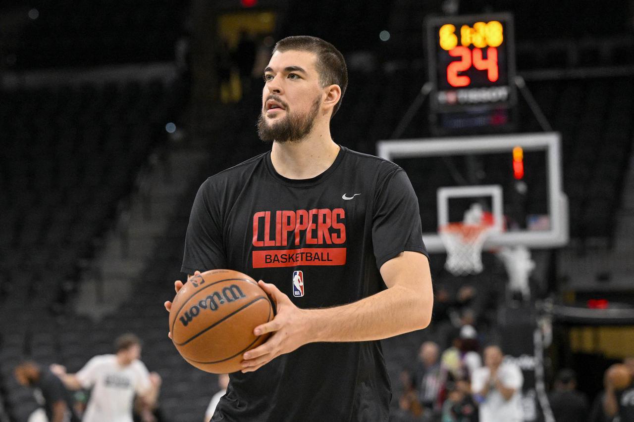 NBA: Los Angeles Clippers at San Antonio Spurs