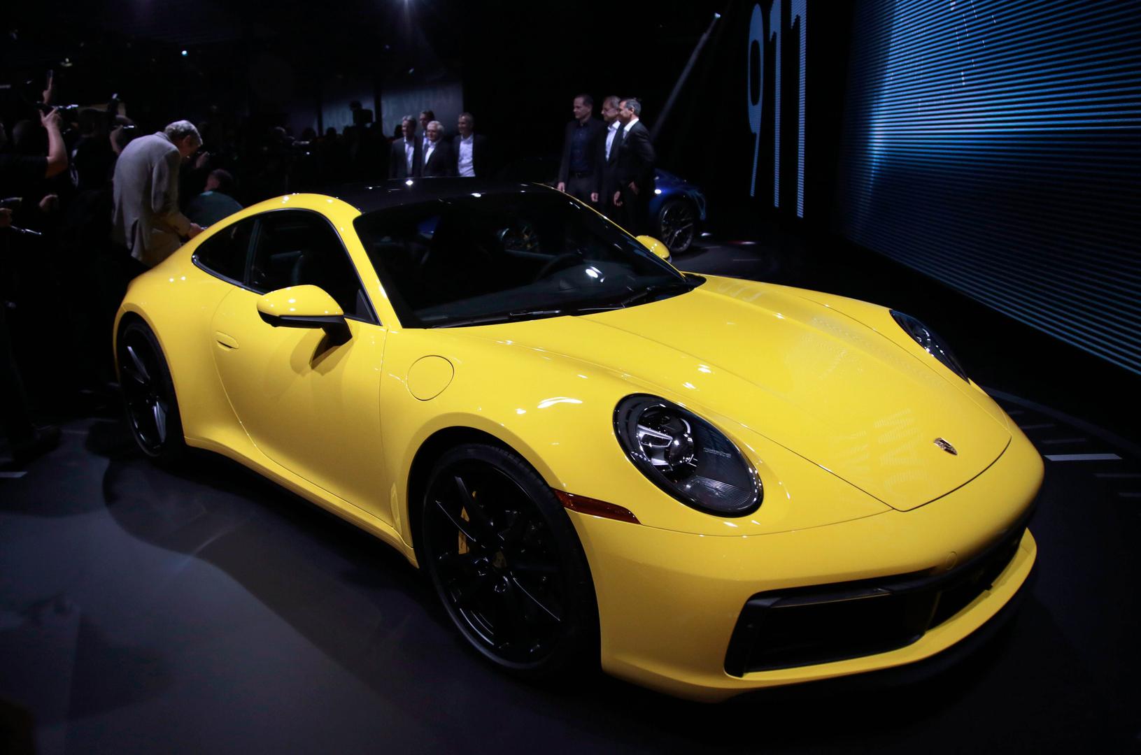 Porsche 911
donosi i novi 10,9-inčni zaslon infotainment sustava, novu ručicu 8-stupanjskog automatskog PDK mjenjača, nova Matrix LED svjetla... Dizajn je, dakako, ostao prepoznatljiv