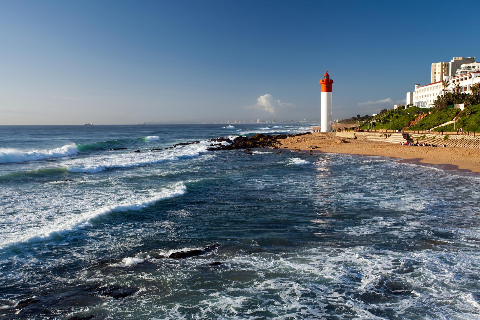 Plaža Mpenjati, KwaZulu-Natal, Južnoafrička Republika: Jedina službena nudistička plaža u Južnoj Africi – i možda jedina legalna plaža na kojoj nije obavezna odjeća na cijelom afričkom kontinentu – nalazi se u prirodnom rezervatu Mpenjati južno od Durbana. Njegov pravni status postignut je 2014., ali to je došlo s popisom zabrana uključujući zabranu buljenja, fotografiranja, sugestivnog ponašanje itd. Lokalni kler i drugi nastavljaju s prosvjedima (zakonskim i drugim) protiv golotinje.