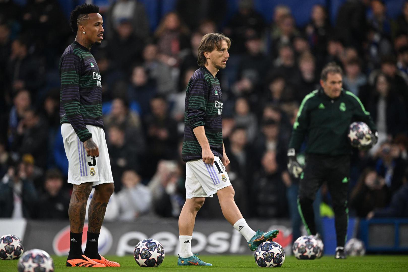 Soccer Football - Champions League - Quarter Final - Second Leg - Chelsea v Real Madrid - Stamford Bridge, London, Britain - April 18, 2023 Real Madrid's Eder Militao and Luka Modric during the warm up before the match REUTERS/Dylan Martinez Photo: Dylan Martinez/REUTERS