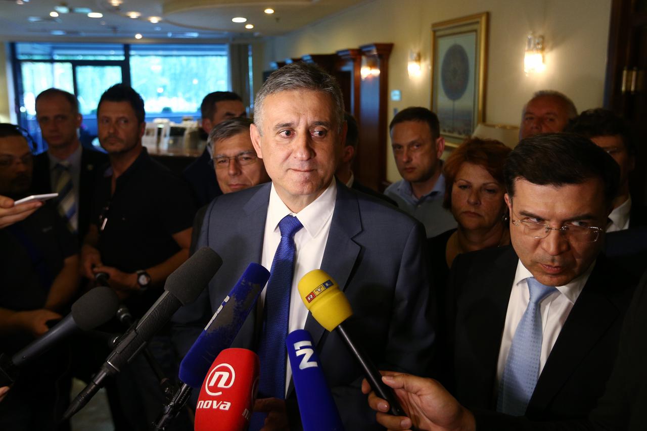 04.06.2016 .,Zagreb - Nakon zavrsenog sastanka Sredisnjeg odbora HDZa predsjednik stranke Tomislav Karamarko izasao je pred novinare i dao izjavu za medije. Photo: Zeljko Lukunic/PIXSELL