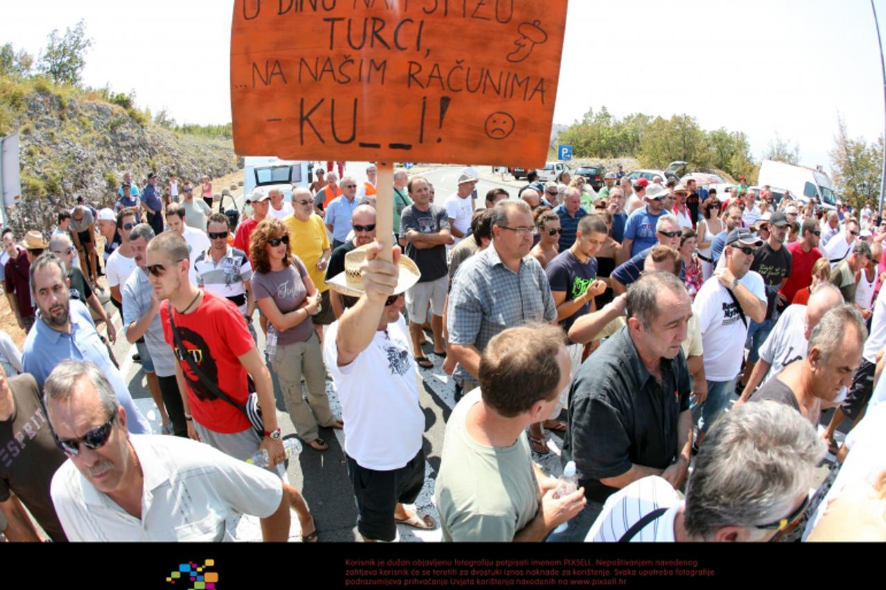 '16.08.2012. Krcki Most - Radnici Dina Petrokemije, clanice Dioki grupe, nezadovoljni otezanjem isplate zaostalih placa najavili su jednosatni skup upozorenja blokiravsi krci most. Photo: Nel Pavletic