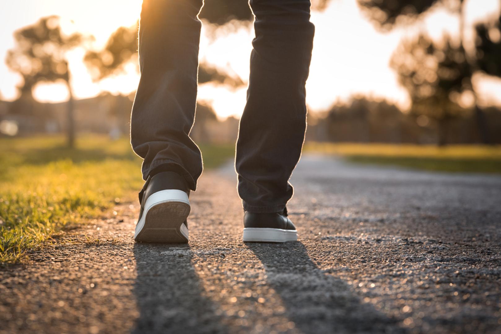 Redovito se krećite: Tjelovježba ne pomaže samo u potrošnji kalorija, nego može utjecati i na hormone povezane s glađu. Kretanje potiče lučenje endorfina, hormona koji popravljaju raspoloženje i smanjuju stres, a time se može smanjiti i potreba za emocionalnim prejedanjem. Preporuka je oko 150 minuta umjerene kardioaktivnosti tjedno, uz vježbe snage barem dva puta tjedno.