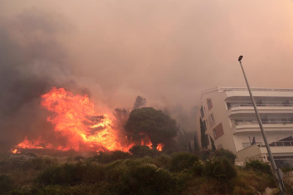 Buknuo veliki požar u Pisku, vatra došla do kuća