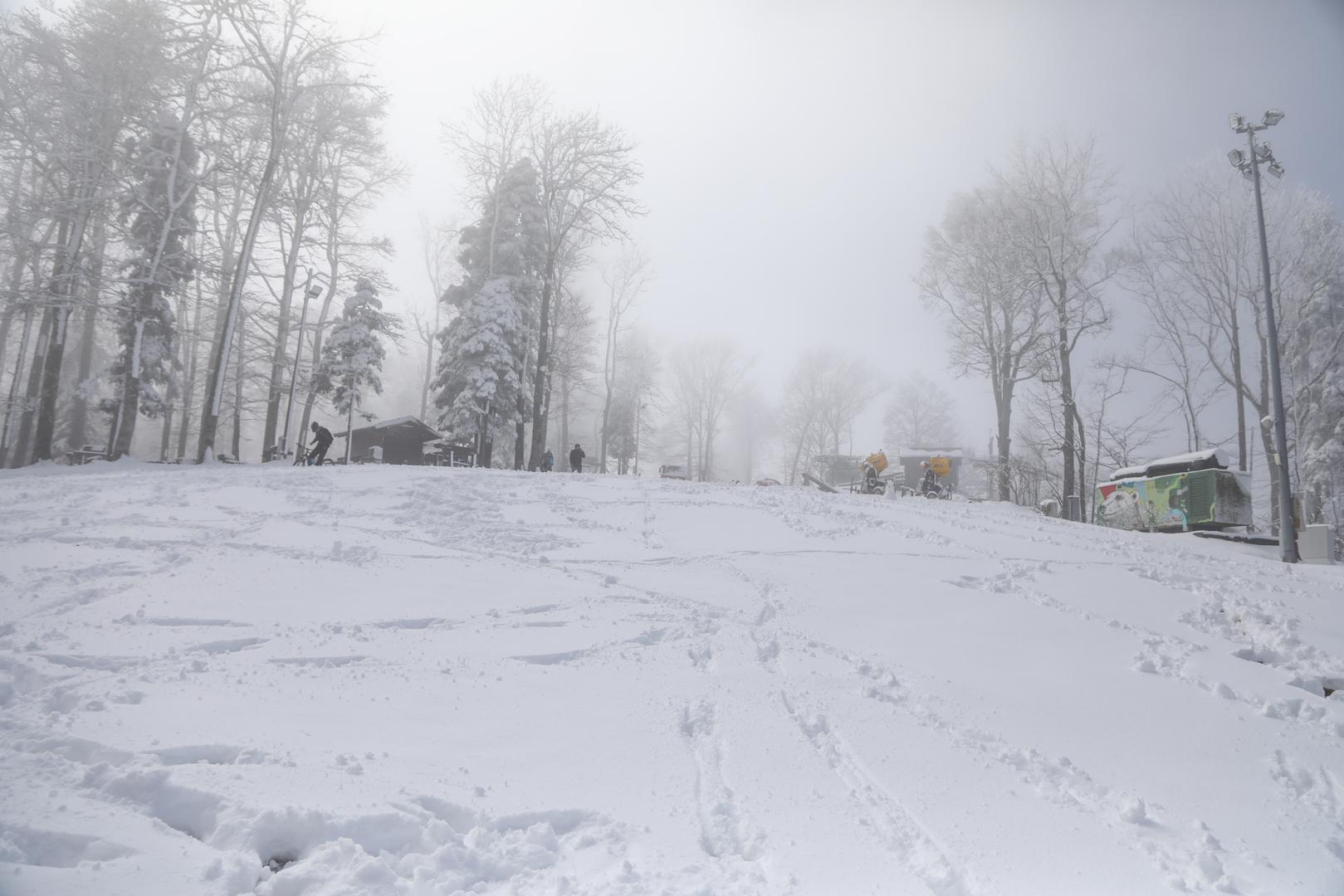 "Vjetar uglavnom slab, mjestimice umjeren sjeverozapadni i zapadni te jugozapadni. a navečer na Jadranu jugo. Najniža jutarnja temperatura od -2 do 3, na Jadranu između 5 i 10 °C. Najviša dnevna temperatura od 12 do 17 °C", javlja DHMZ.