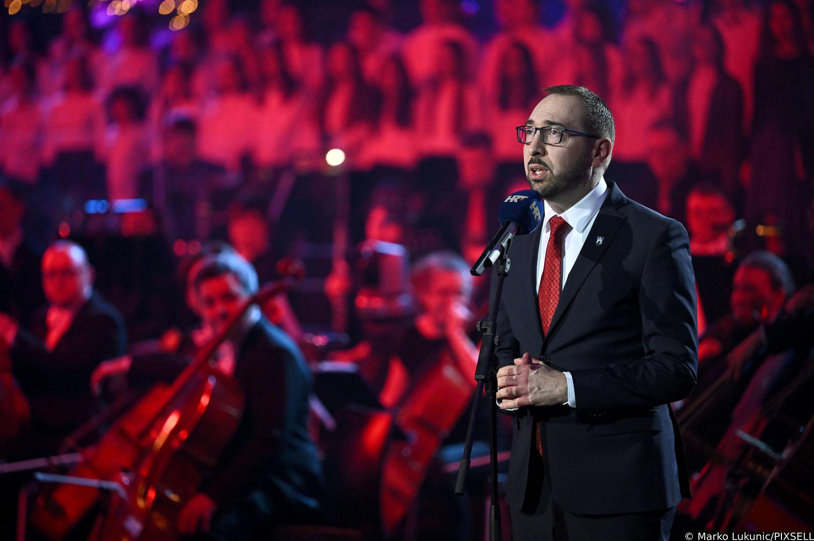 Gradonačelnik Tomašević je istaknuo da koncert, koji Grad Zagreb organizira s partnerima, već 36 godina okuplja izvođače različitih glazbenih izričaja - od tradicionalnih božićnih napjeva iz Hrvatske i svijeta do suvremenih blagdanskih skladbi te je publici poželio sretan i blagoslovljen Božić i uspješnu 2026. godinu.