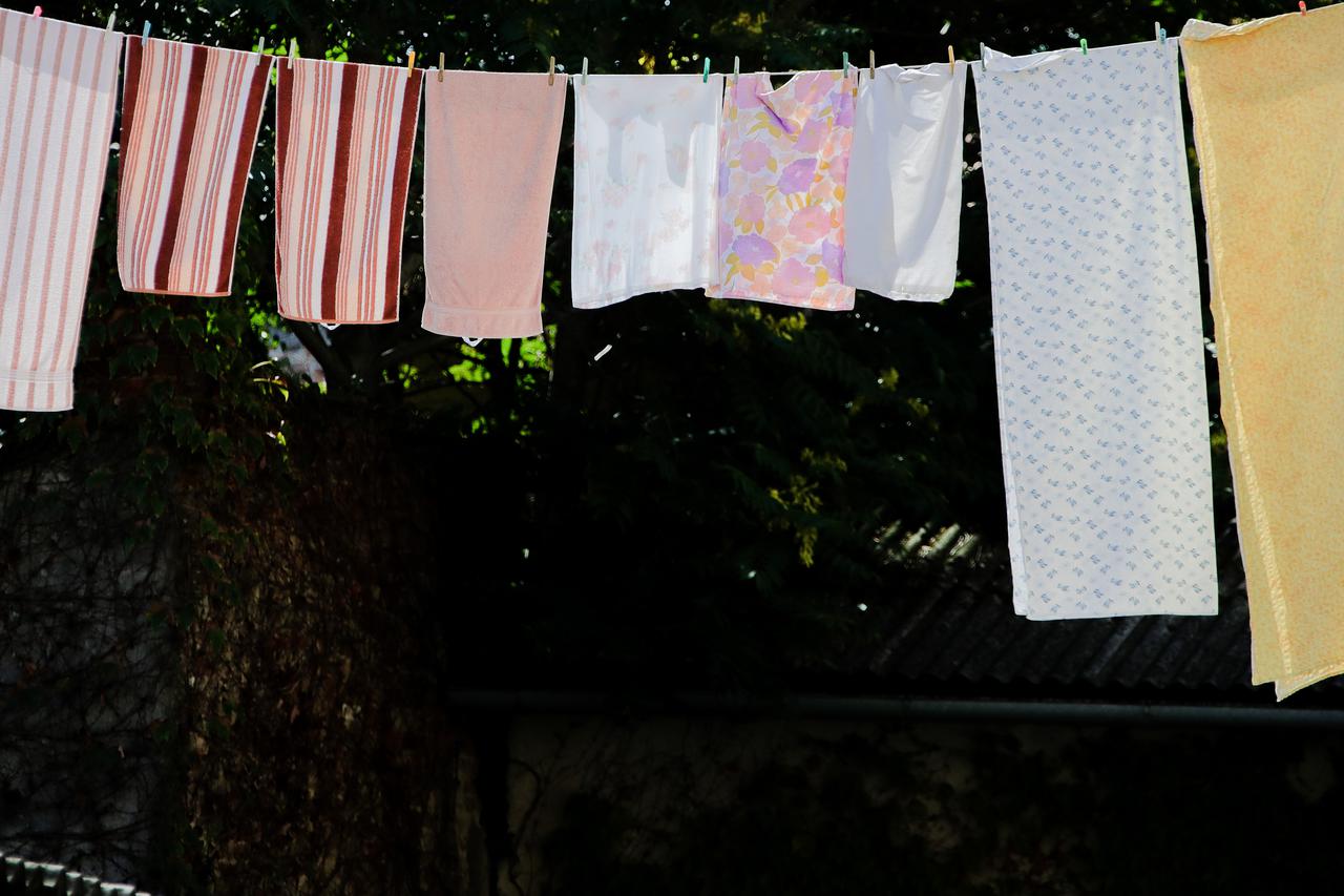 Zagreb: Sušenje rublja u dvorištu zgrade u Ilici