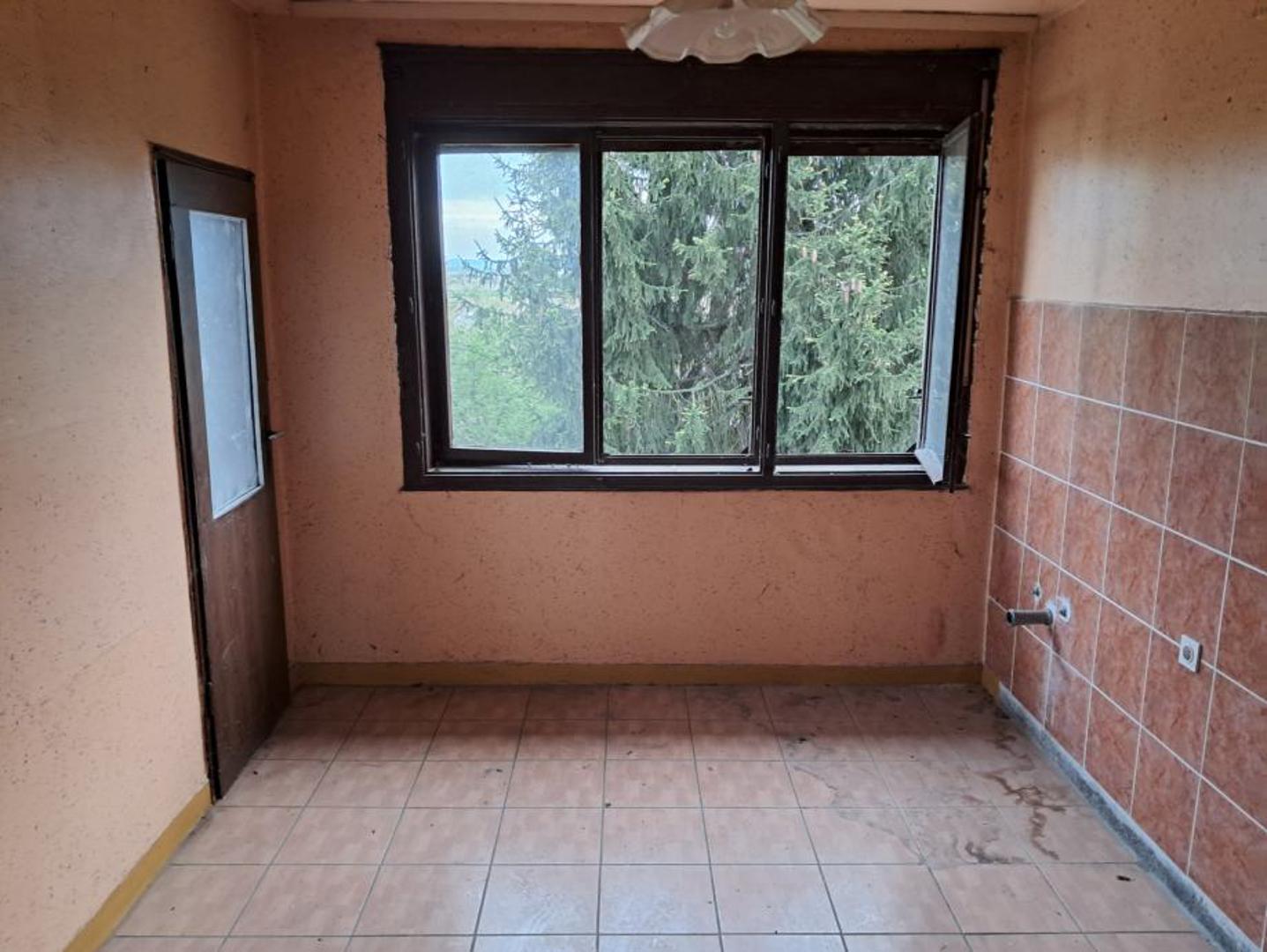 Stan je izgrađen 1970. godine, a posljednja renovacija obavljena je 2015. Cijena iznosi 23.000 eura.