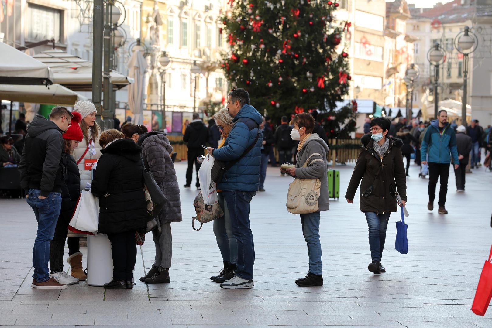 04.12.2021., Rijeka - Zapocelo je prikupljanje potpisa za raspisivanje referenduma protiv COVID potvrda i drugih protupandemijskih mjera i protiv Stozera. Akciju su pokrenuli Mostovci. U Rijeci se potpisi prikupljaju na KOrzu i gradskoj trznici.Photo: Goran Kovacic/PIXSELL