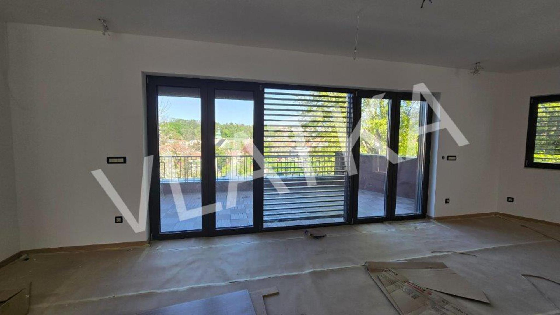 Luksuzna, na odličnoj lokaciji, 10 minuta pjašice udaljena od strogog centra grada, javnog prijevoza i dućana, kažu u agenciji Vlatka nekretnine