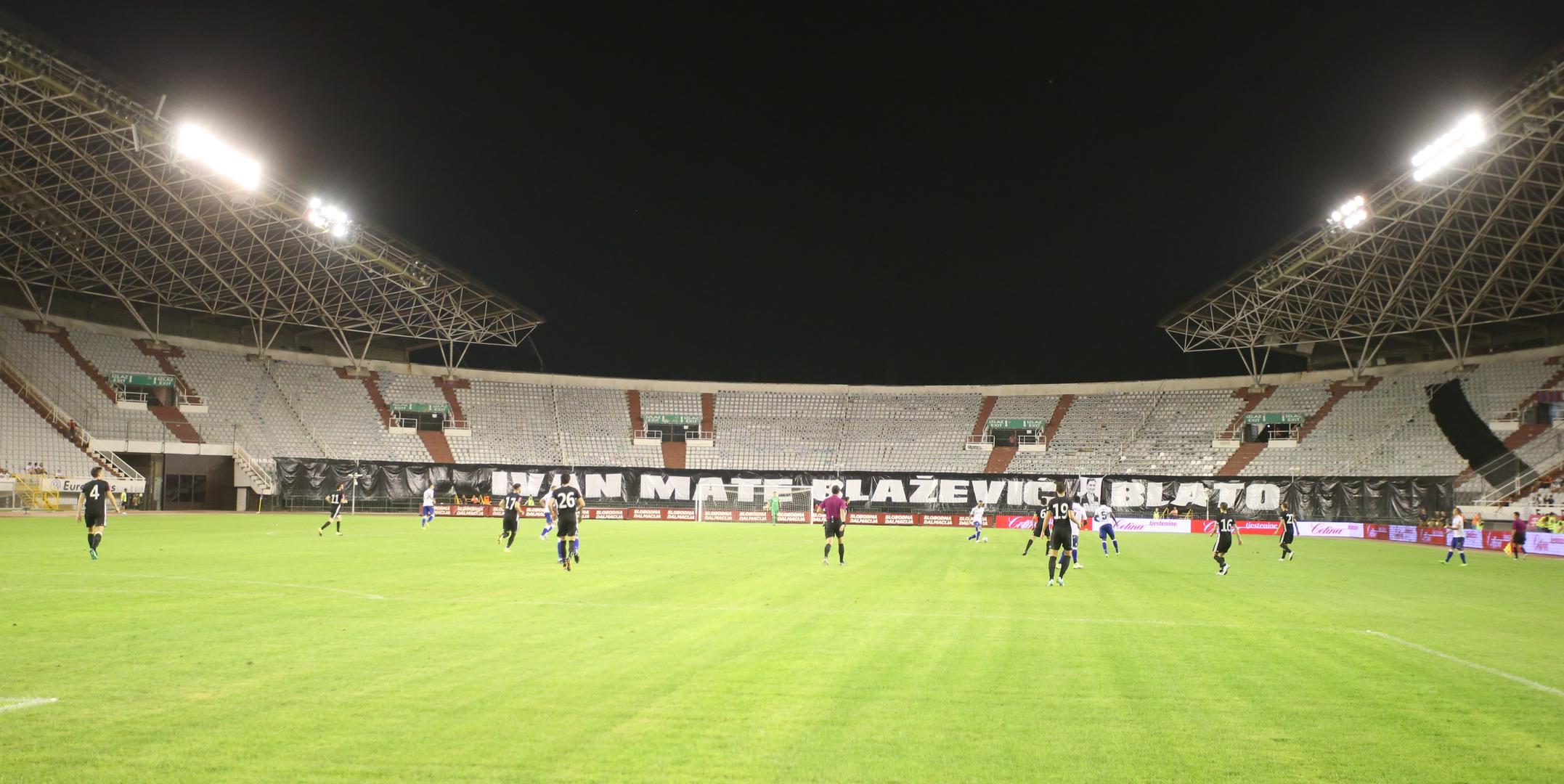 Policija navodno zna identitet ubojice, neslužbeno se govori kako je riječ o 24-godišnjaku iz Podstrane. 