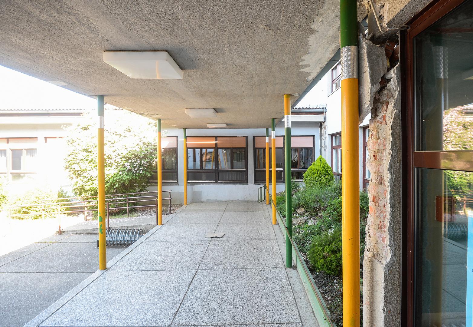 06.05.2020., Zagreb - Roditelji djece iz OS Bukovac napravili su peticiju koja je prikupila 2700 potpisa u samo nekoliko dana. Skola je jako ostecena u potresu i djeca na jesen nece imati gdje na nastavu. Umjesto da se steta sanira i skola zakrpa, traze da se zgrada srusi i digne nova po projektu kojeg vec imaju. Photo: Marko Prpic/PIXSELL