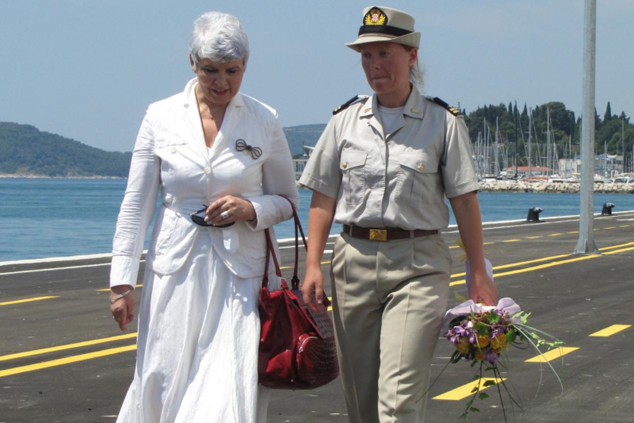 'Split.03.07.2010. Premijerka Jadranka Kosor otvorila je produzeni gat Sv Duje i nakon toga se susrela s porucnicom fregate Antonijom Vidovic,prvom zapovjednicom broda HRM. Photo: Ivo Cagalj/PIXSELL'