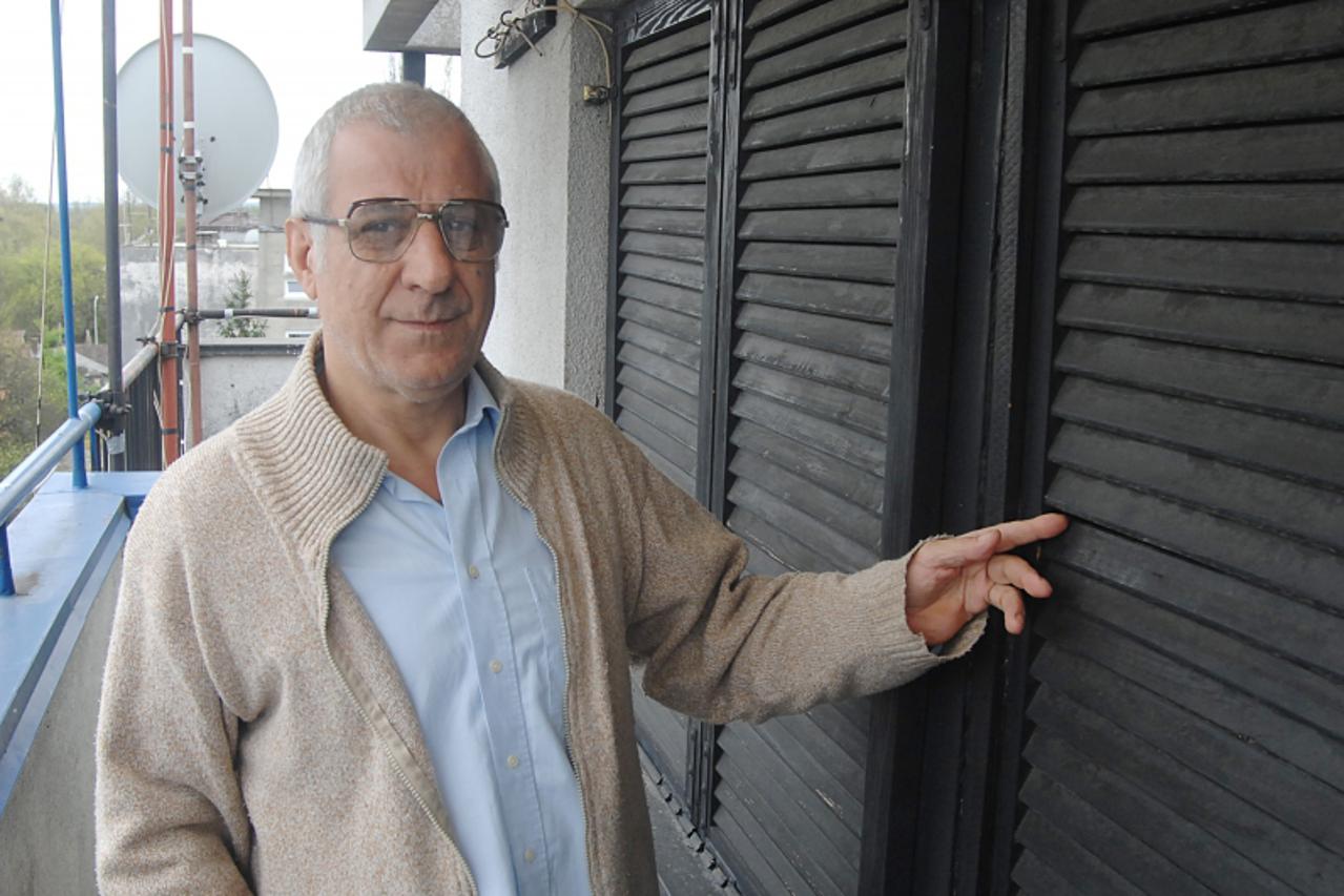 \'11.04.2011., Sisak - Na stanu obitelji Madzo, napustenom prije 5 godina, zaluzine su spustene, a kako kaze predstavnik stanara zgrade u Ulici J.Krizanica 8, stan je devastiran. Photo:Nikola Cutuk/PI