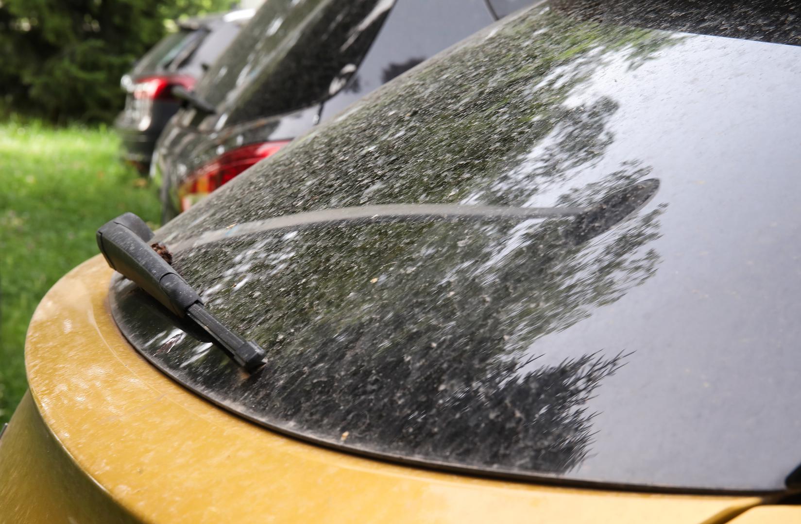 Čestice pustinjskog pijeska preko noći su zaprljale automobile.