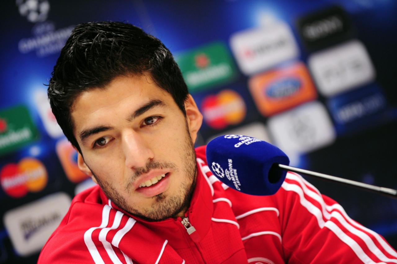'Ajax Amsterdam\'s forward Luis Suarez attends a press conference on the eve of his team Champions League football match against AC Milan on December 7, 2010 at San Siro stadium in Milan. AFP PHOTO / 