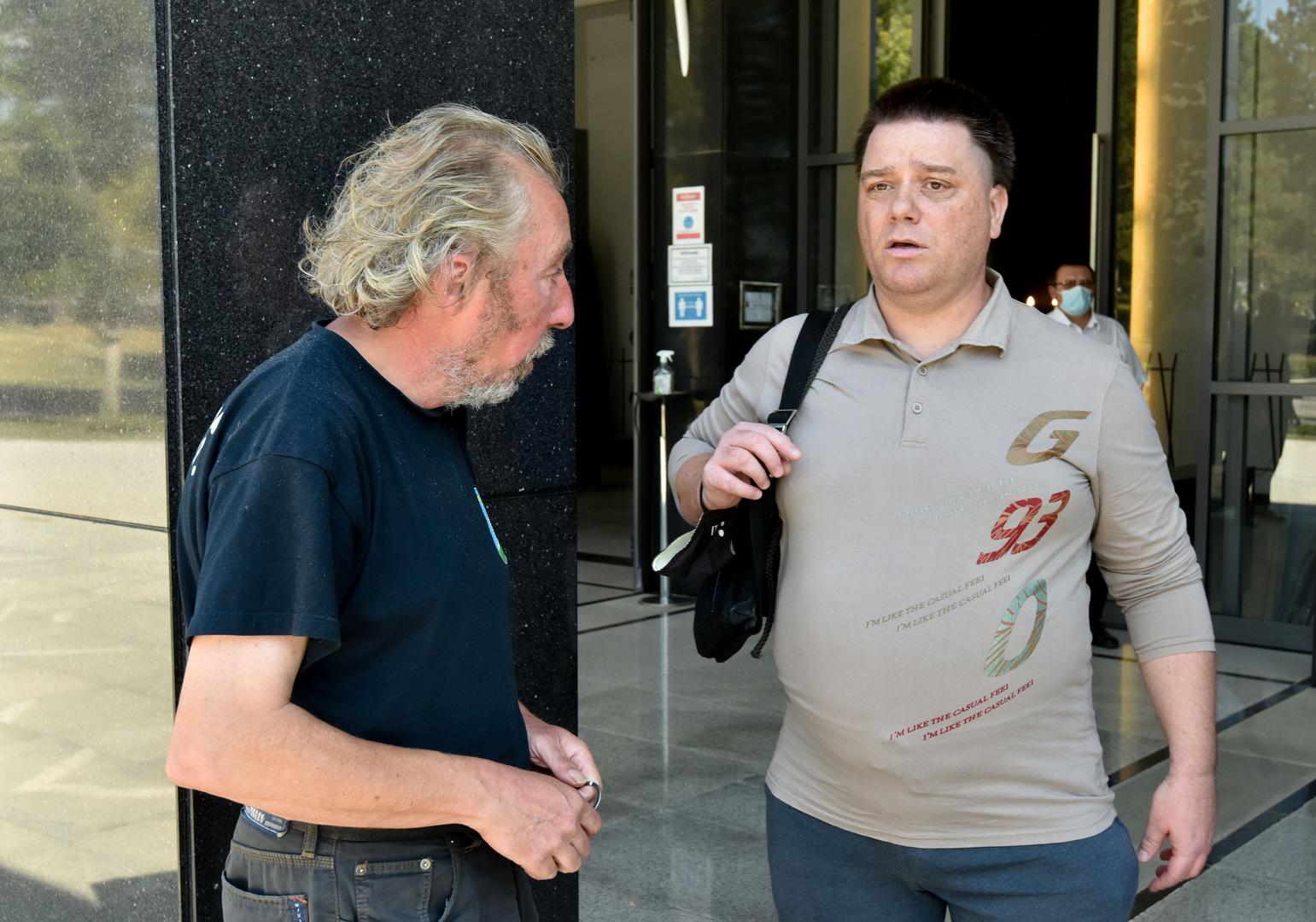 Tijekom pogreba svirale su četiri pjesme 'Ima jedna duga cesta', 'Oči u Oči', 'Krist na žalu' i 'Put ka sreći', a prijatelji nisu mogli sakriti suze. 